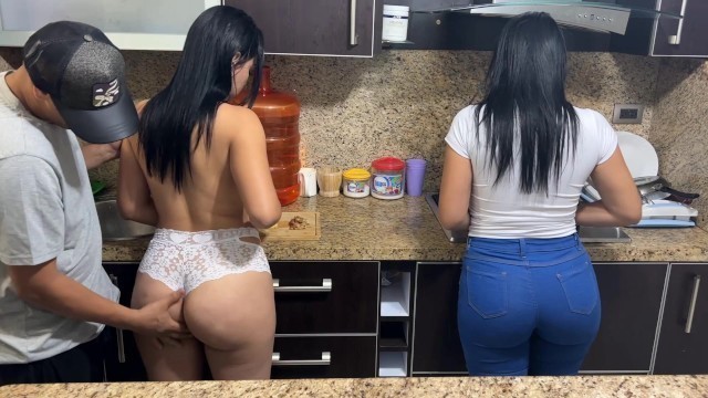 Hijastras Hermosas De 18 Años Cocinando Porque Deben De Darles De Comer a Su Padrastro