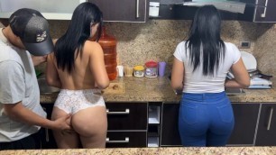 Hijastras Hermosas De 18 Años Cocinando Porque Deben De Darles De Comer a Su Padrastro